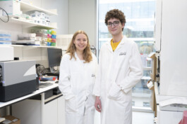 Camille Membrez doctorante au sein de l'unite Toxines Bacteriennes et Sacha Frick doctorant au sein de la Plateforme de Criblage Chemogenomique et Biologique (PF-CCB). fsei